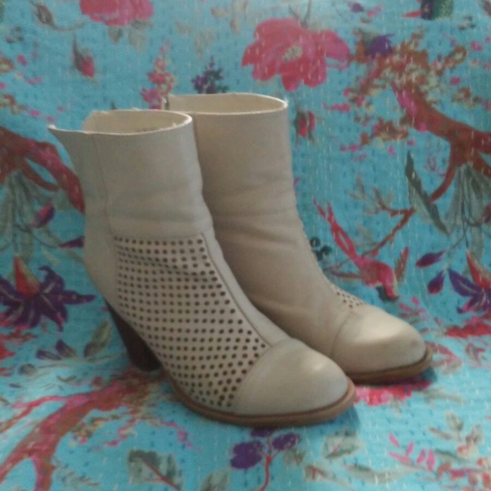 Diba White Ankle Boots size 7.5 with 3" heel